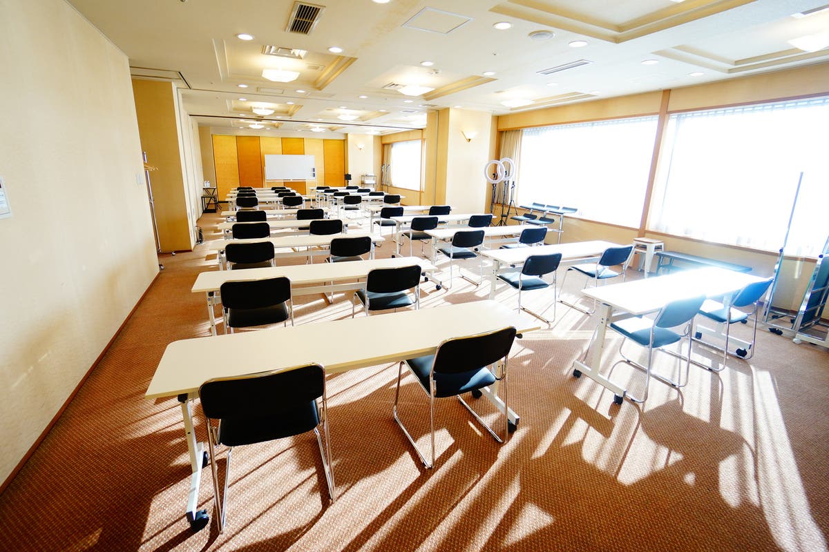レンタルスペース 名鉄 小牧駅 36名収容 光wi Fi プロジェクタ マイク無料 会議 セミナー 研修 撮影 動画配信 スペースマーケット