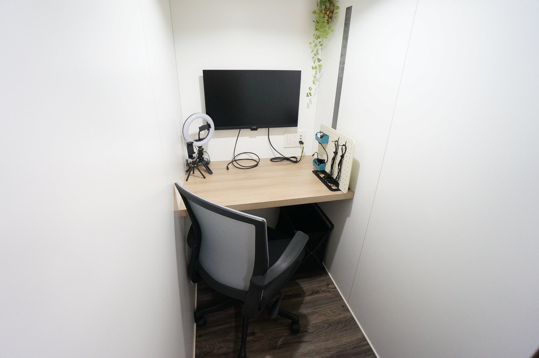 個室型ワークブース鶴見 Wi Fi完備 モニターあり テレワーク Web会議 面接 24時間営業 光回線導入sal