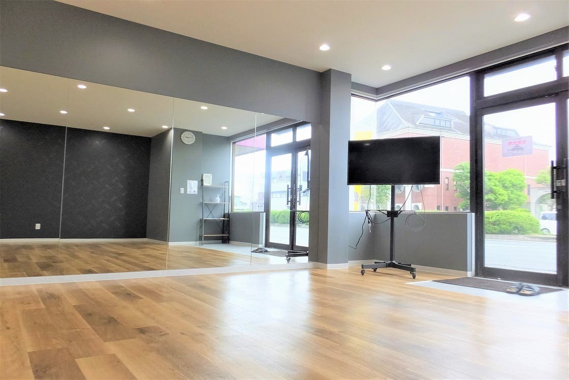 沼津 国1バイパス沿い ダンスができるレンタルスタジオ 綺麗 快適 24時間利用可 駐車場 Wifi 大型モニター無料 スペースマーケット