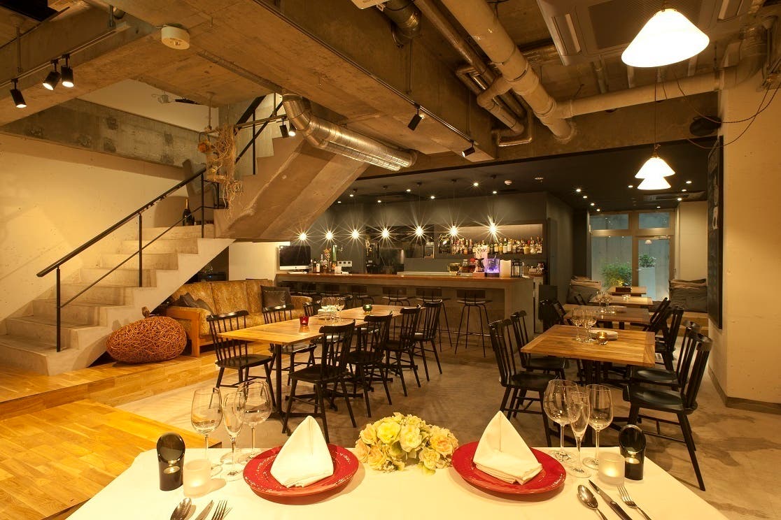 六本木 麻布十番 駅徒歩5分 吹き抜けのある開放的なレストランを貸切 日中の子連れママ会にもおすすめ スペースマーケット