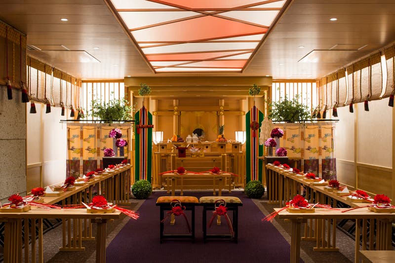 大宮駅から徒歩3分 紫雲殿 紫の雲をイメージした鮮やかな絨毯が和の伝統美をより神秘的な式場 スペースマーケット