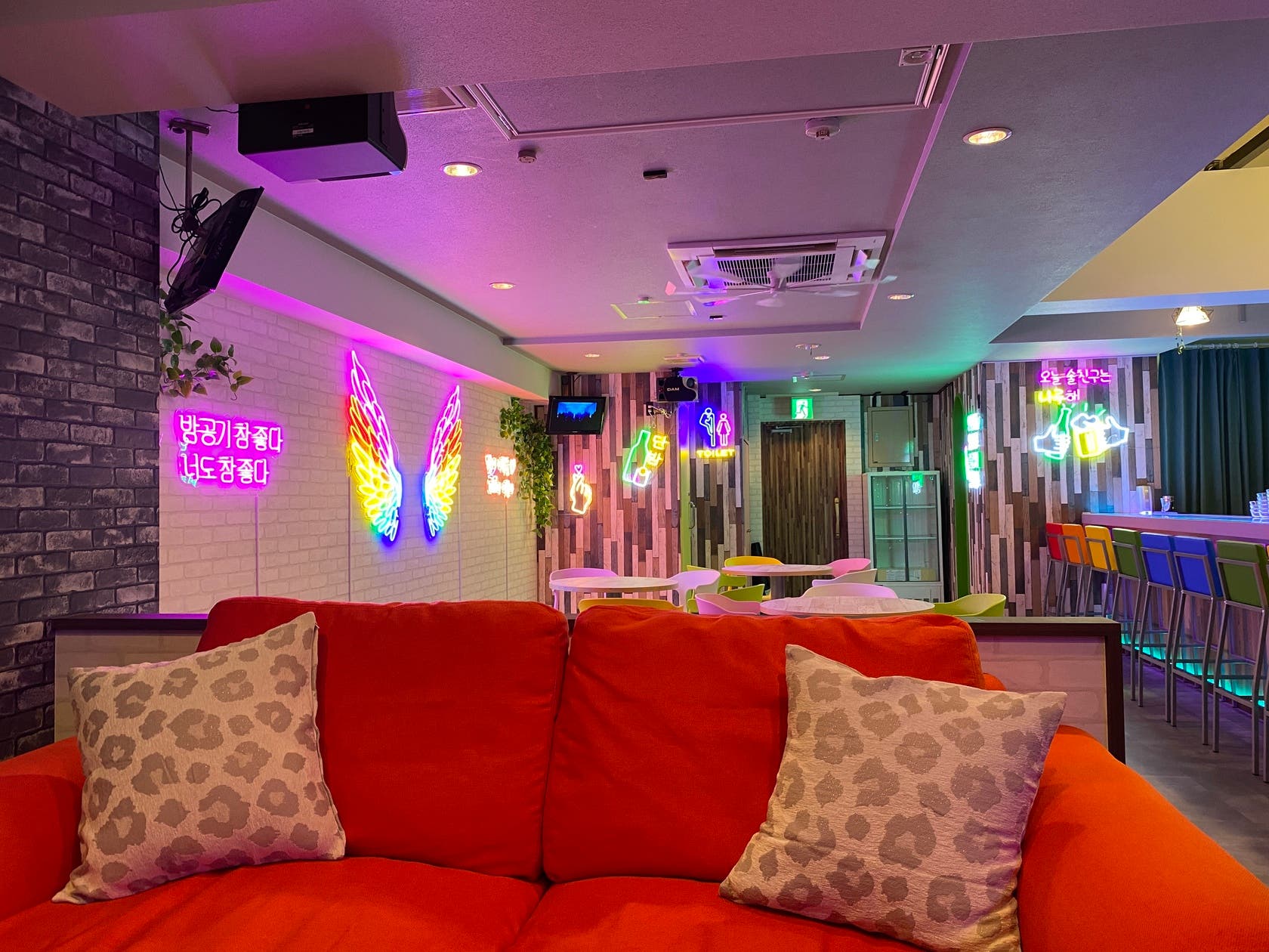 Resort Style Bar Honey Night 姫路駅から徒歩8分 内装は今