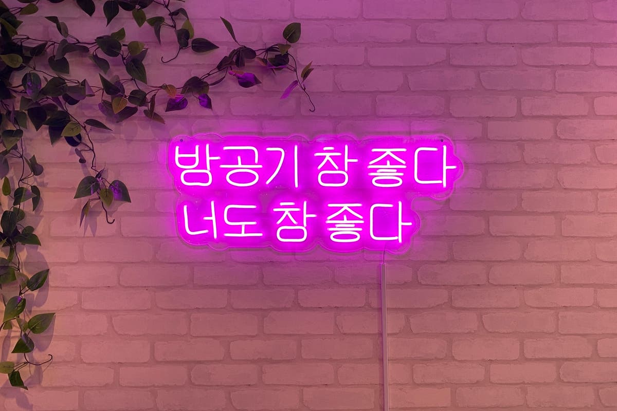 姫路駅から徒歩8分 内装は今 流行りの韓国風 七色に光るカウンターやネオンがオシャレなバー Sns映え間違いなし スペースマーケット 姫路駅から徒歩8分 内装は今 流行りの韓国風 七色に光るカウンターやネオンがオシャレなバー Sns映え間違いなし スペースマーケット