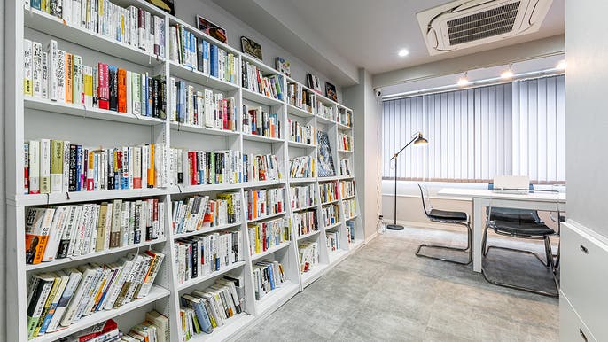 【会議室】ライブラリー(2F) 〜ビジネス書をメインに各種書籍が充実。ミーティングや面接などビジネスシーンに人気〜の写真3