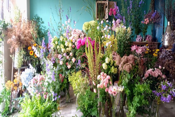 スタジオパラディ 花屋 フォトスタジオ 駅徒歩1分 南側全面ガラス張り 花のある空間で記念撮影 スペースマーケット